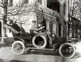 Mit dem Auto zum Club um 1906
