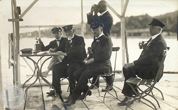 Schiedsrichter bei der Arbeit: Kleine Ruderregatta auf dem Starnberger See im Jahr 1925